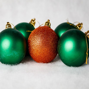 Ozdoby świąteczne i choinkowe: bombki, łańcuchy, girlandy